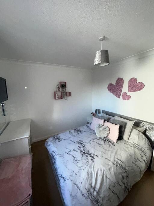 1 Bedroom Flat, Борнмът Екстериор снимка